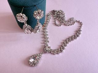 Collar y pendientes de diamantes plateados