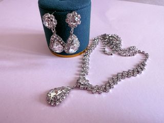 Collar y pendientes de diamantes plateados