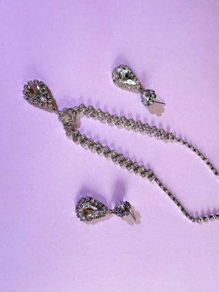 Collar y pendientes de diamantes plateados