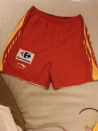 Pantalón corto baloncesto Li-Ning rojo y amarillo.