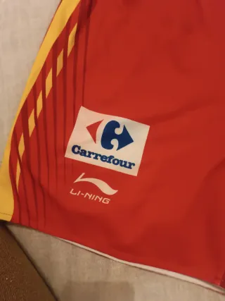 Pantalón corto baloncesto Li-Ning rojo y amarillo.