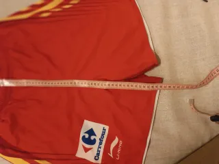 Pantalón corto baloncesto Li-Ning rojo y amarillo.