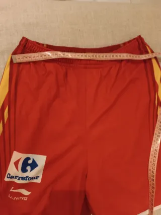 Pantalón corto baloncesto Li-Ning rojo y amarillo.