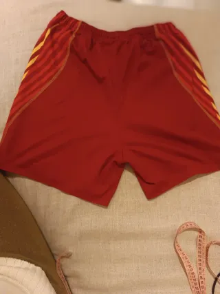 Pantalón corto baloncesto Li-Ning rojo y amarillo.