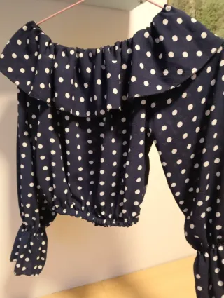 Blusa corta lunares volantes manga larga