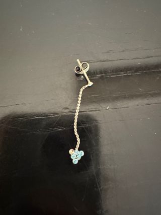 Orecchino pendente con strass azzurri