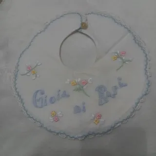 Bavaglino vintage ricamato a mano