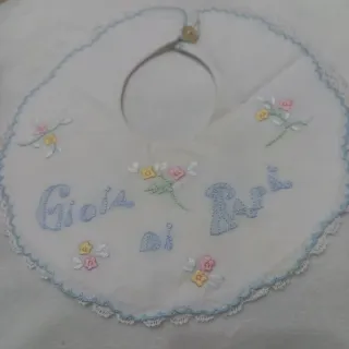 Bavaglino vintage ricamato a mano