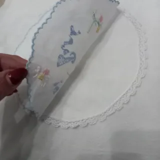 Bavaglino vintage ricamato a mano
