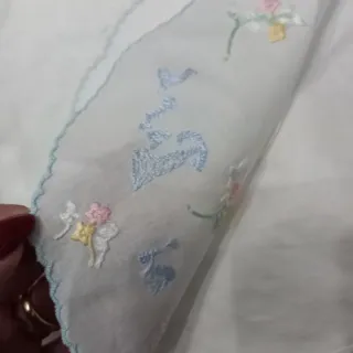 Bavaglino vintage ricamato a mano