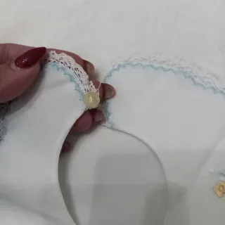 Bavaglino vintage ricamato a mano