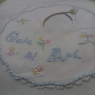 Bavaglino vintage ricamato a mano