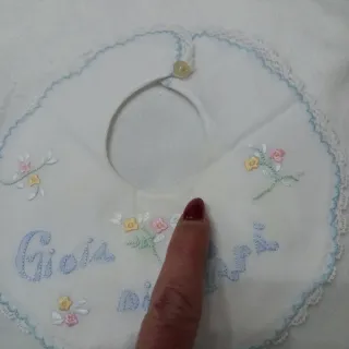 Bavaglino vintage ricamato a mano