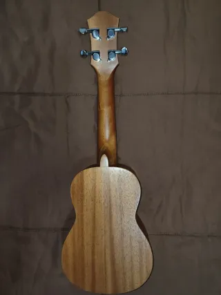 Ukelele 1 by one con afinador y cejilla