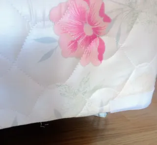 Colchón matrimonial tela y base tapizada.