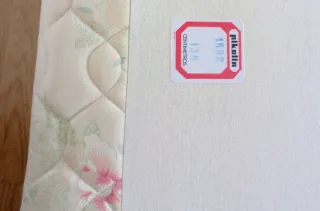 Colchón matrimonial tela y base tapizada.