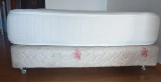 Colchón matrimonial tela y base tapizada.