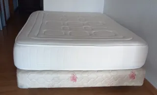 Colchón matrimonial tela y base tapizada.