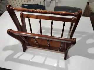Revistero de madera estilo clásico