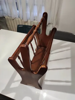 Revistero de madera estilo clásico