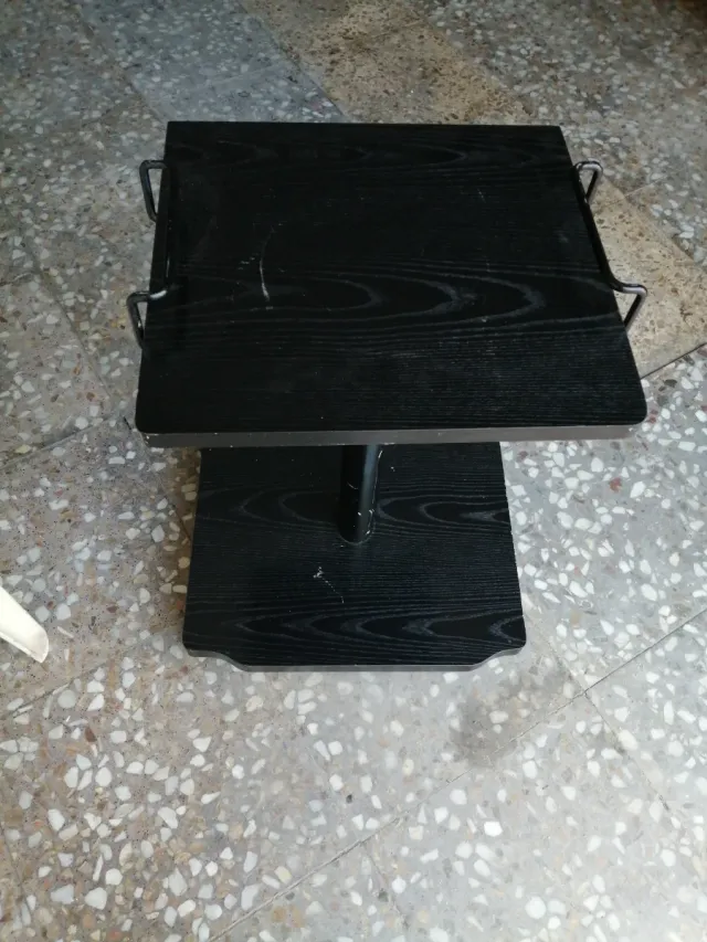 Mesa TV negra extensible