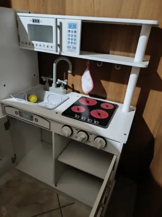 Cucina giocattolo in legno