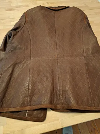 Chaqueta acolchada de cuero marrón