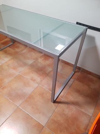 Mesa de cristal y metal