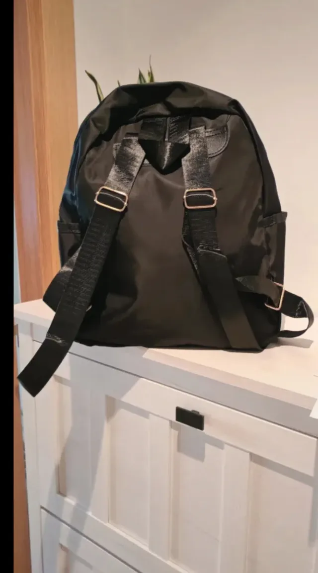 Mochila preta com Mickey e Minnie