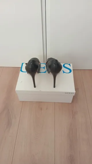 Zapatos de tacón Guess negros