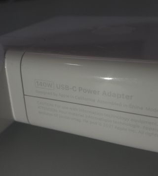 Cargador Apple 140W MacBook Pro 14, 16 original 