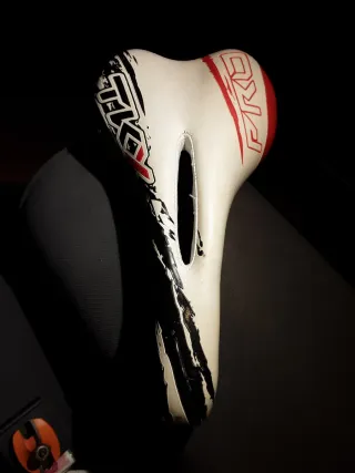 Sillín bici PRO blanco y rojo