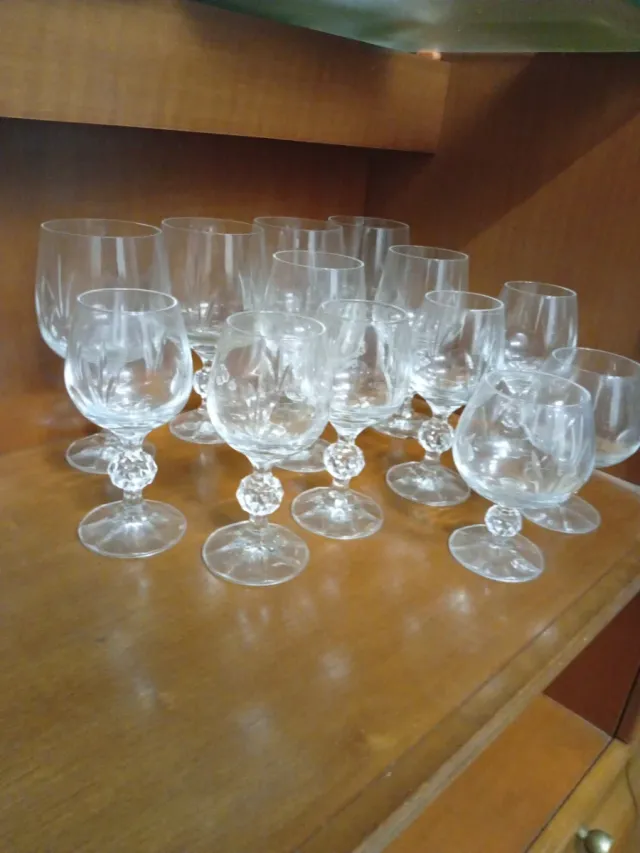 Elegante juego de copas de cristal redondas