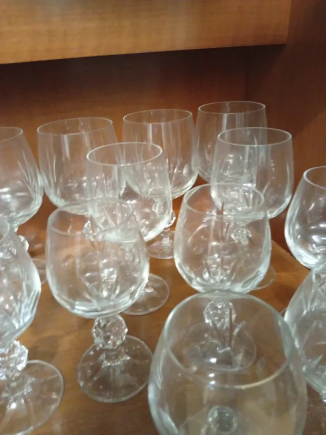 Elegante juego de copas de cristal redondas