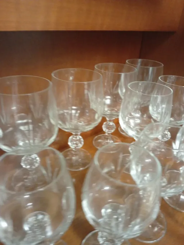Elegante juego de copas de cristal redondas