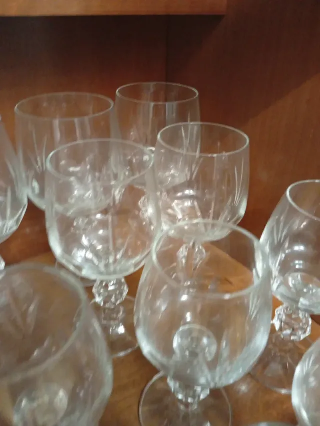 Elegante juego de copas de cristal redondas