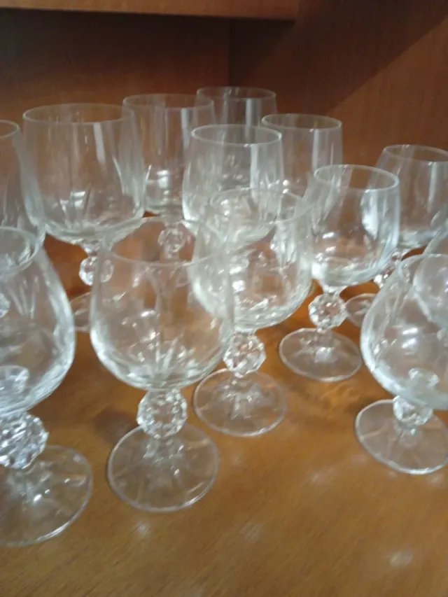 Elegante juego de copas de cristal redondas