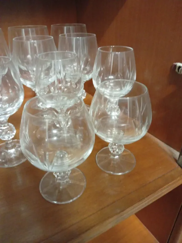 Elegante juego de copas de cristal redondas