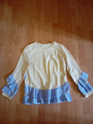 Camiseta beige y azul con volantes