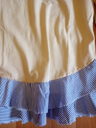 Camiseta beige y azul con volantes