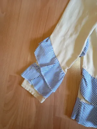 Camiseta beige y azul con volantes