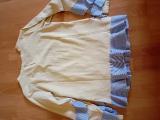 Camiseta beige y azul con volantes