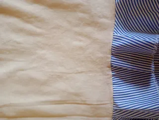 Camiseta beige y azul con volantes