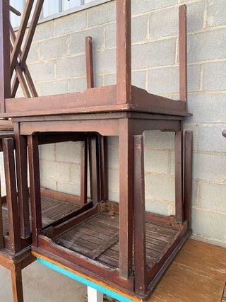 14 tavoli in legno marrone e turchese