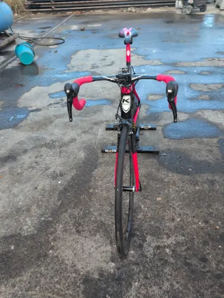 Bici Kuota Khan con rodillo inteligente