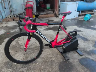 Bici Kuota Khan con rodillo inteligente