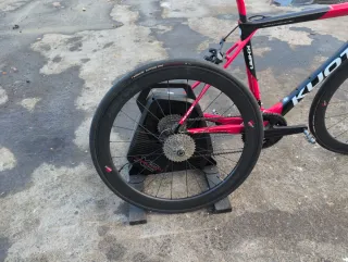 Bici Kuota Khan con rodillo inteligente