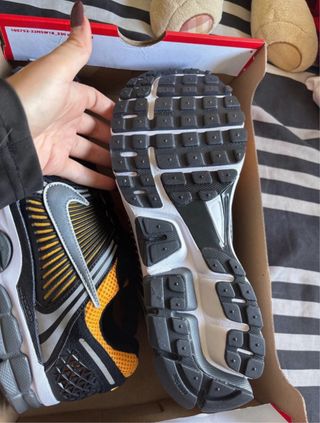 Nike Vomero 5 Negro Amarillo