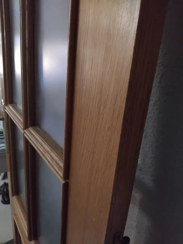 Puerta de madera con cristal