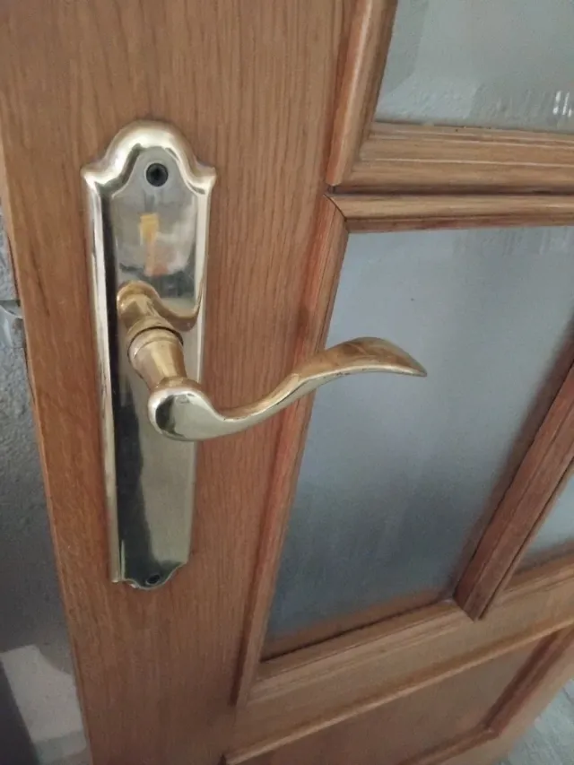 Puerta de madera con cristal